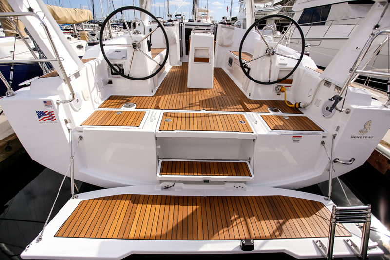 Rear view of yacht deck drop-down bathing platform